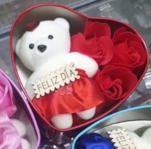 Corazón de lata con osito y flores para el Día de la Madre